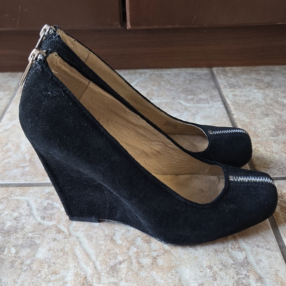 🔥🔥🔥SALE🔥🔥🔥Michael Kors Silver Zippers Black Suede Wedges - Picture 4 of 5